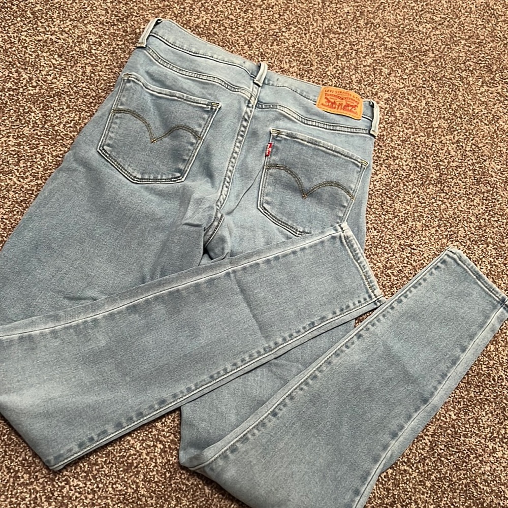Women’s light wash Levi’s
